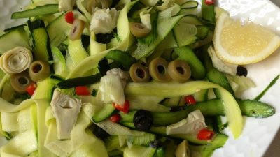 Салат из маслин, лимона и лука