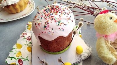 Творожный кулич с вяленой вишней под меренгой