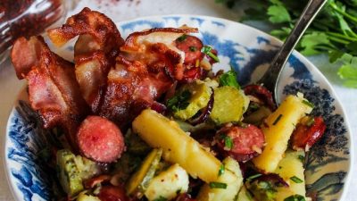 Салат «Охотничий» с копченой колбасой и сыром