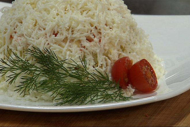 Слоеный салат «Сугроб» с вареной колбасой
