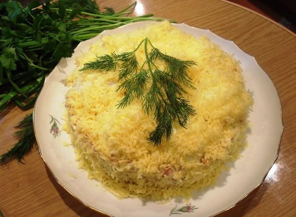 Салат «Сугроб» с кальмарами и рисом