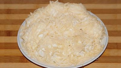 Салат «Сугроб» с говядиной и орехами