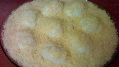 Салат «Сугроб» с копченым мясом и грибами