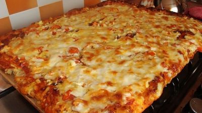 Пицца на майонезе и сметане с курицей и колбасой