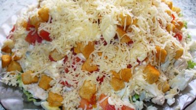 Салат «Сугроб» с куриной грудкой и сухариками