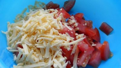 Салат из помидор и сыра с зеленью