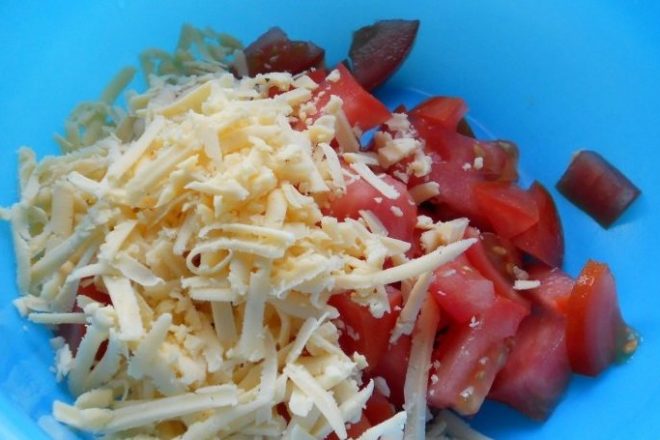 Салат из помидор и сыра с зеленью