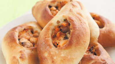 Расстегаи с консервированной рыбой и овощами