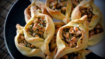 Расстегаи с картошкой из слоеного теста