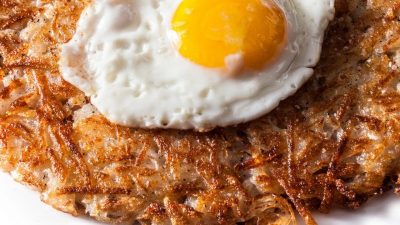 Хашбраун с беконом и яйцом на завтрак