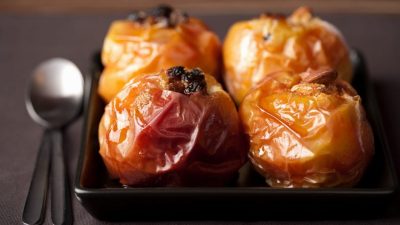 Запеченные яблоки с сахаром и маслом в духовке
