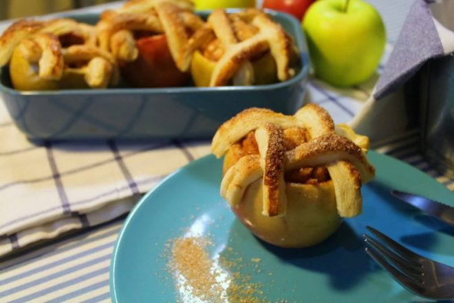 Запеченные яблоки с медом и корицей на десерт