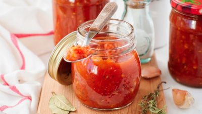 Помидорная закуска с хреном и чесноком на зиму