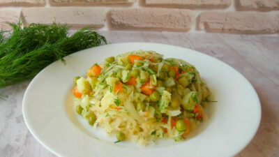 Картофельный салат с горошком и квашеной капустой