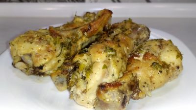 Ароматная курица по-гречески в йогурте в духовке