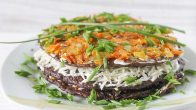 Печеночный торт с морковным кремом и зеленью