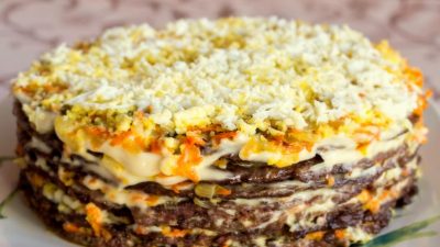 Печеночный торт с морковным кремом и чесноком