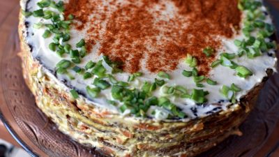 Торт из свиной печени с морковью и плавленым сыром