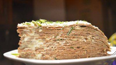 Торт из свиной печени с морковью и луком в мультиварке