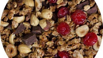 Гранола из овсяных и рисовых хлопьев с шоколадом и вишней