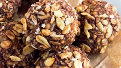 Гранола с бананами, орехами и соком