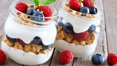 Гранола из мюсли с натуральным йогуртом и малиной