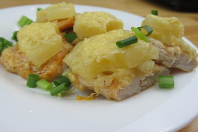 Куриное филе с консервированными ананасами с сыром