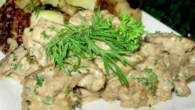 Азу из говядины со сметаной и соусом ткемали