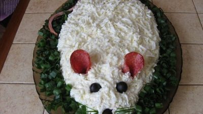 Салат «Белая мышка» с кальмарами и сыром