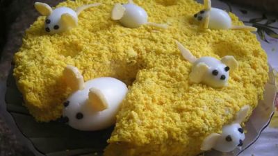 Слоеный салат «Мышки в сыре»