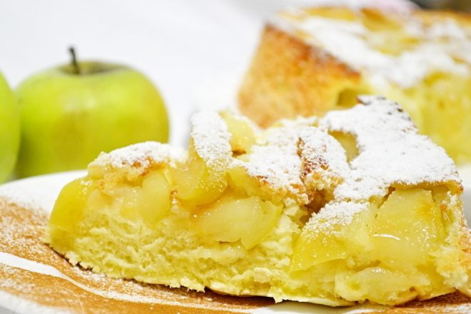 Пышная шарлотка на сметане с яблоками в духовке: самый вкусный рецепт