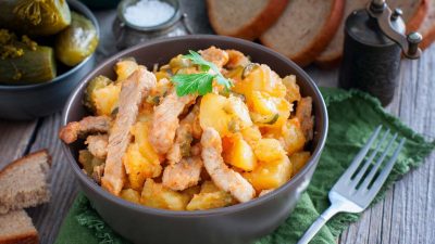 Азу из свинины и картофеля с подливкой