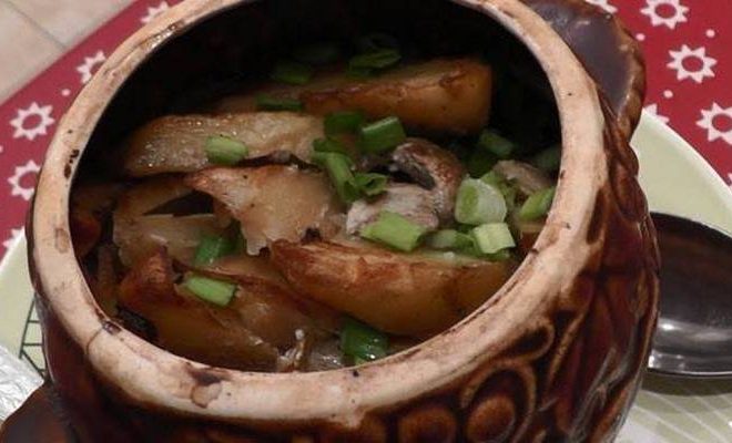 Мясо в горшочке с солеными огурцами — рецепт с фото пошагово