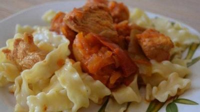 Азу из филе индейки с солеными огурцами