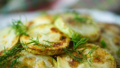 Жареные кабачки в панировке с чесноком и сметаной