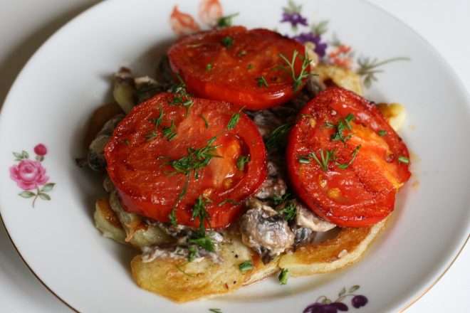 Жареные кабачки с помидорами и белыми грибами