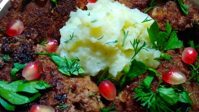Говяжьи котлеты с гранатом и зеленью в панировке
