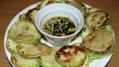 Жареные кабачки с острым соусом по-корейски