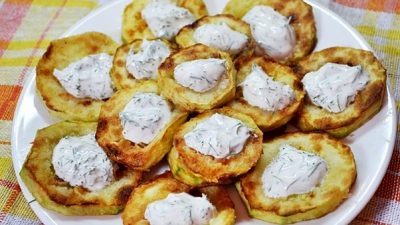 Жареные кабачки с орехами и сметаной