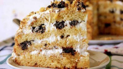 Медовик с черносливом, курагой и изюмом