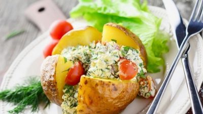 Печеный картофель с творожно-чесночной начинкой
