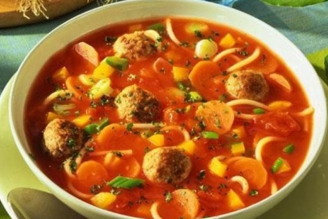 Итальянский томатный суп с сосисками и вермишелью