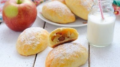Пирожки с яблоками и изюмом из творожного теста в духовке