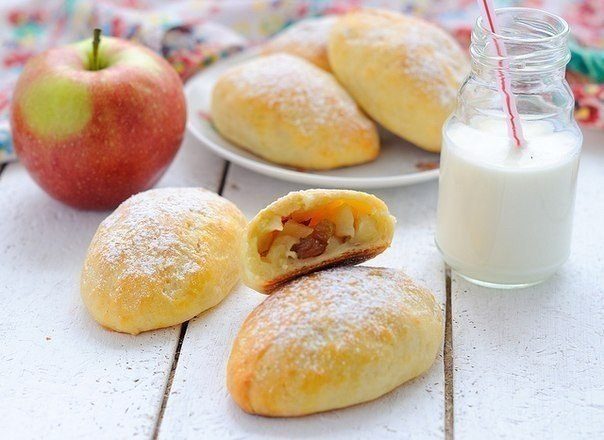 Пирожки с яблоками и изюмом из творожного теста в духовке