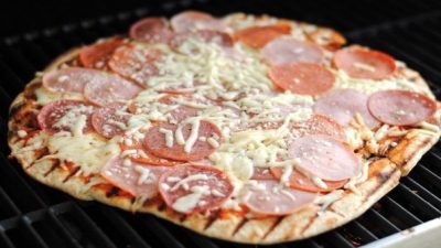Быстрая пицца пепперони на гриле
