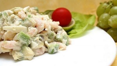 Салат из креветок с авокадо и яйцами