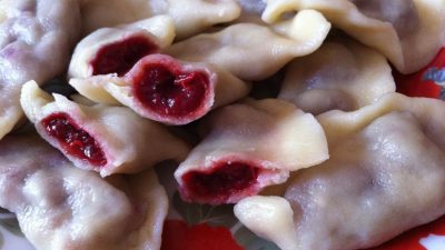 Вишневые вареники с соусом