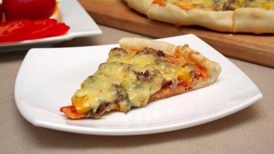 Пицца с фаршем, помидорами и болгарским перцем
