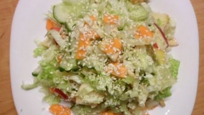 Салат «Невеста» из пекинской капусты с яблоком