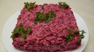 Салат «Новогодний» из свеклы с орехами и сыром
